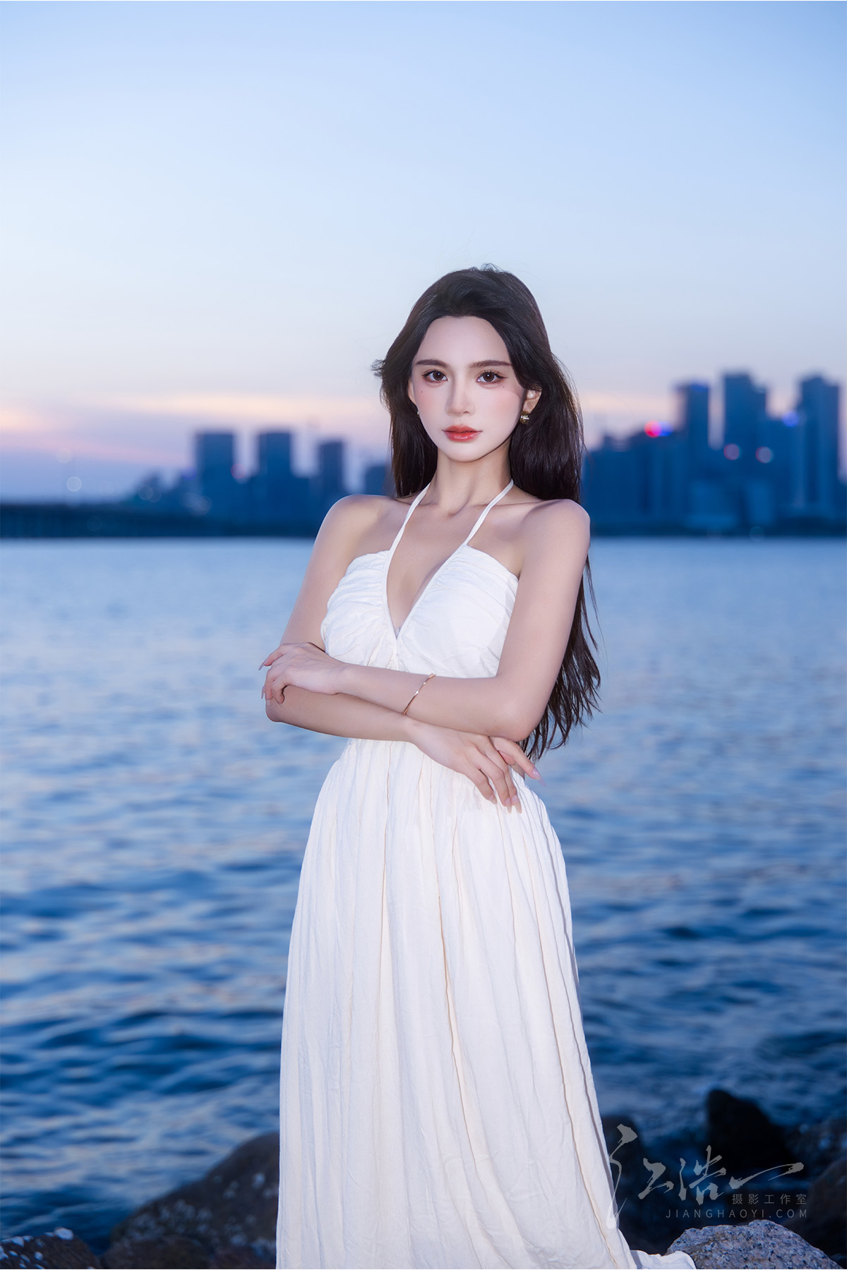 城市海岸边，白裙写就的黄昏情书(图3)