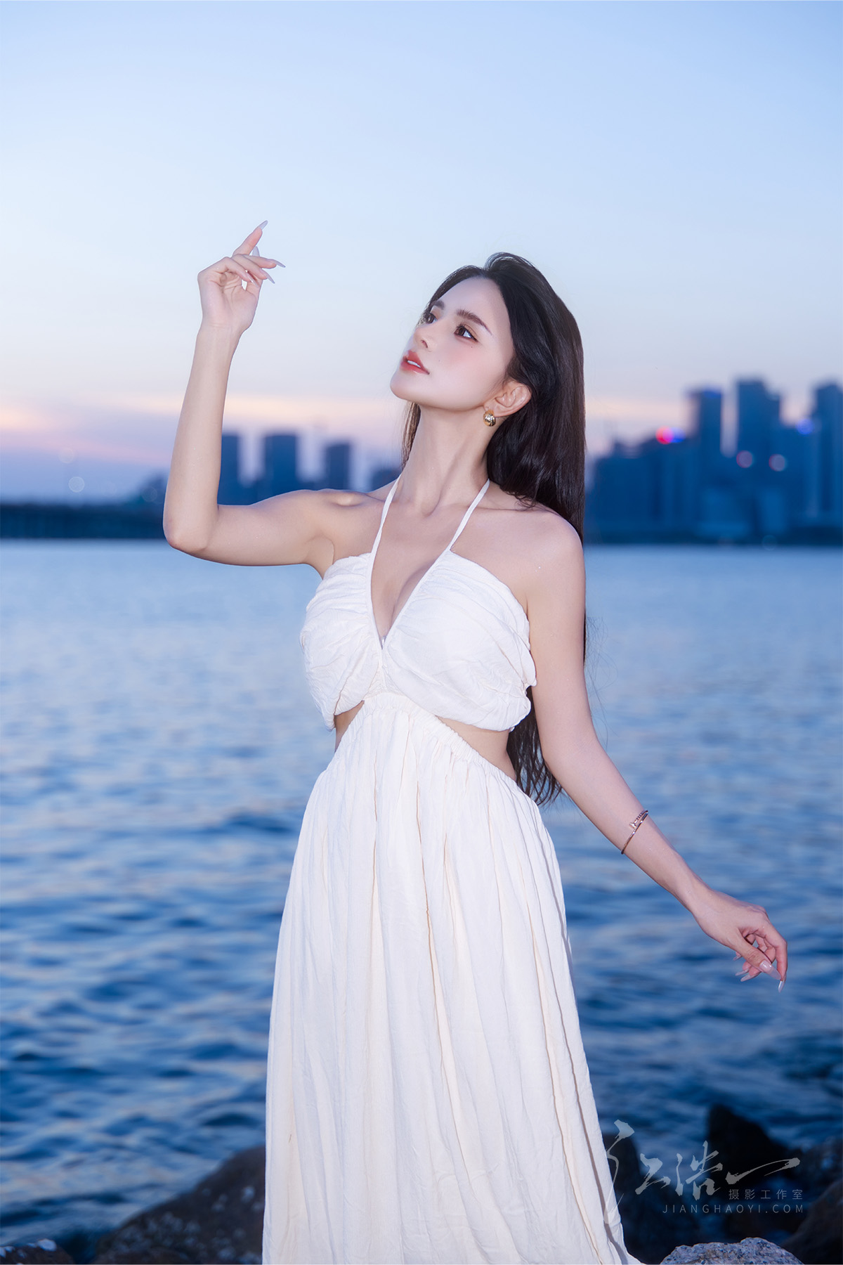 城市海岸边，白裙写就的黄昏情书(图2)
