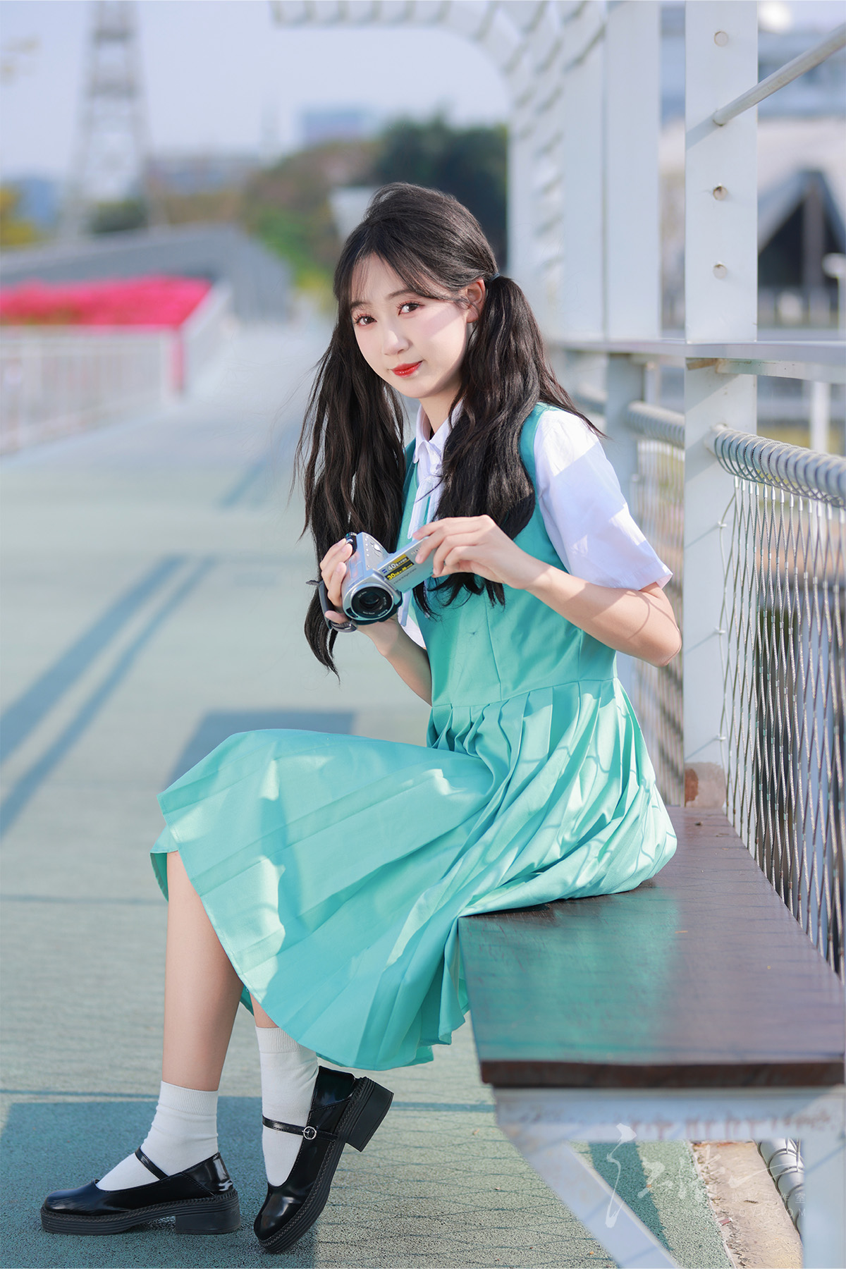 薄荷绿裙摆：藏在步道里的少女胶片(图1)