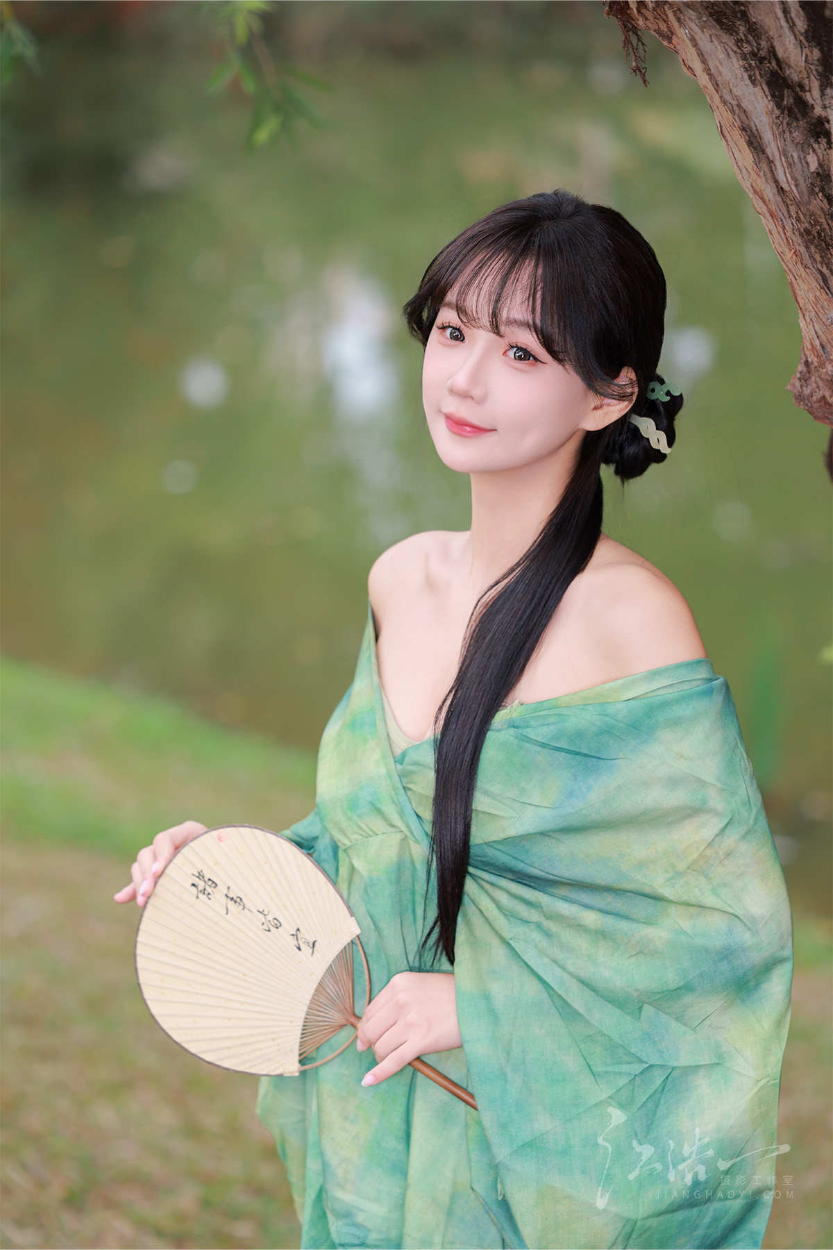 东方诗意：绿影里的青衫少女(图1)