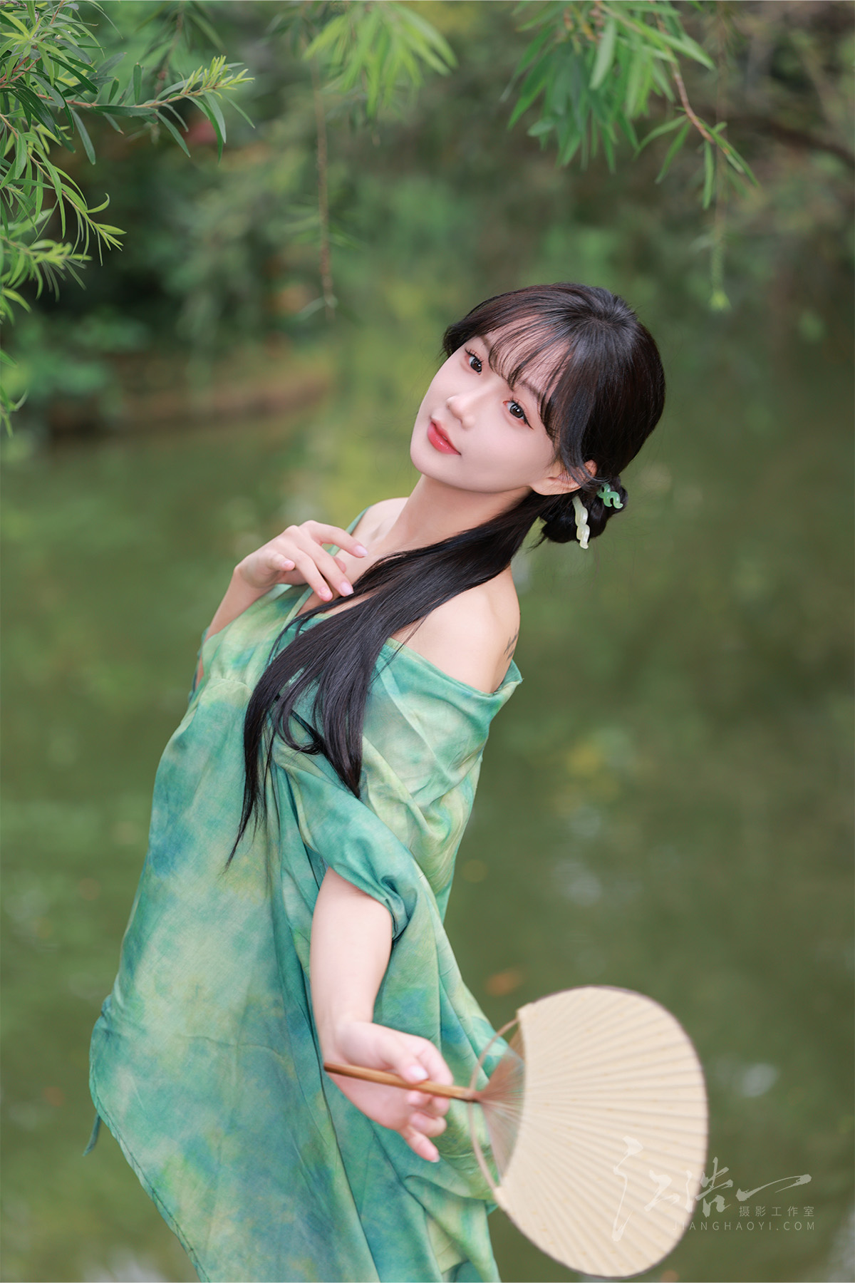 东方诗意：绿影里的青衫少女(图2)