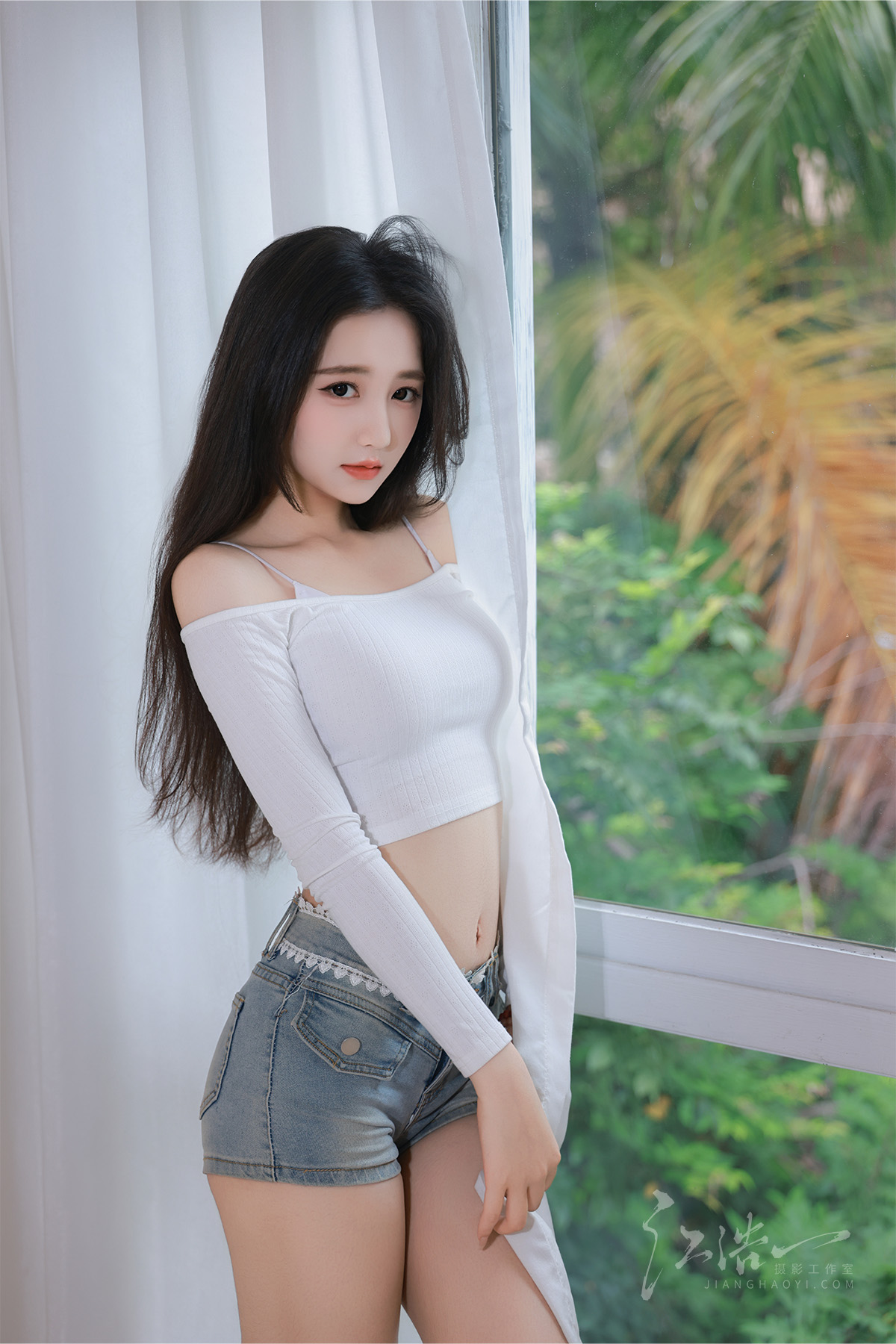 少女的慵懒午后